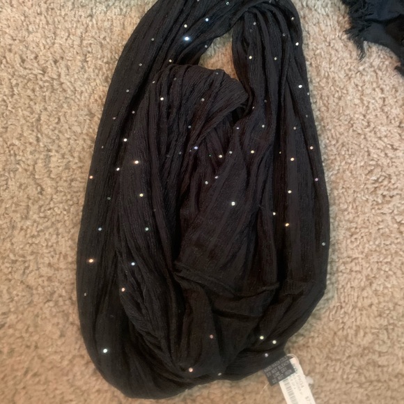 Bundle of Scarves - Picture 4 of 4